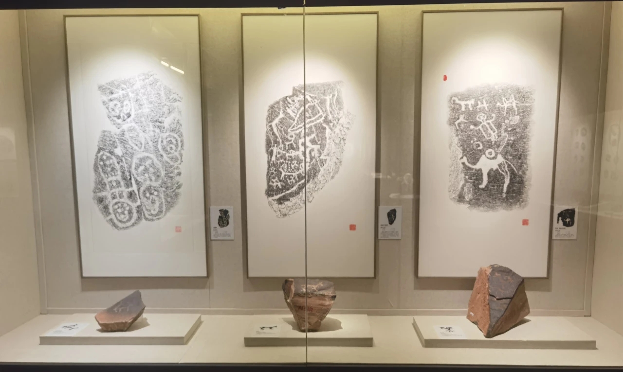 37万观众打卡“岩画与居延汉简艺术展” 跨越千年的时空对话